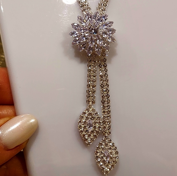 Bridal jewelry three piece set, elegant CZ floral design, luxurious wedding neck - Picture 8 of 13